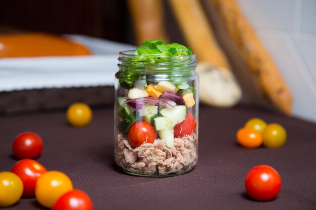 Deliciosa ensalada verde con atún y tomate