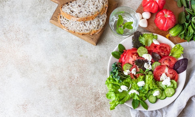 Deliciosa ensalada verde con ensalada de hojas mezcla tomates pepino mozzarella y micro green