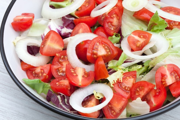 Deliciosa ensalada verde con tomates.