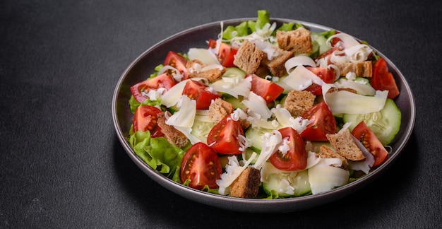 Deliciosa ensalada de verduras frescas de primavera con pan rallado de tomates cherry, pepino y queso parmesano