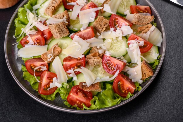 Foto deliciosa ensalada de verduras frescas de primavera con pan rallado de tomates cherry, pepino y queso parmesano