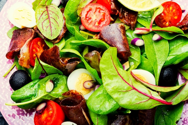 Deliciosa ensalada con verduras, hierbas y jamón