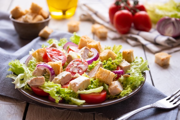 Foto deliciosa ensalada de verduras con lechuga tomate y pollo