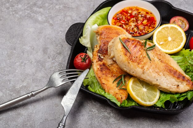 Deliciosa ensalada de verduras y pechuga de pollo frito