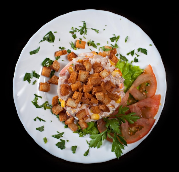 Foto deliciosa ensalada con verduras y picatostes