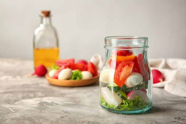 Deliciosa ensalada de verduras en tarro en la mesa