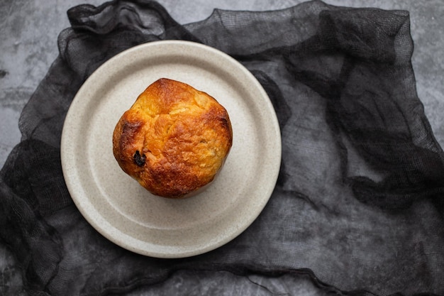 Deliciosa fatia de panetone com frutas cristalizadas no prato