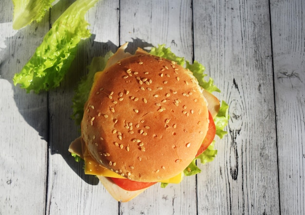 Deliciosa foto de hamburguesa o hamburguesa con queso desde arriba