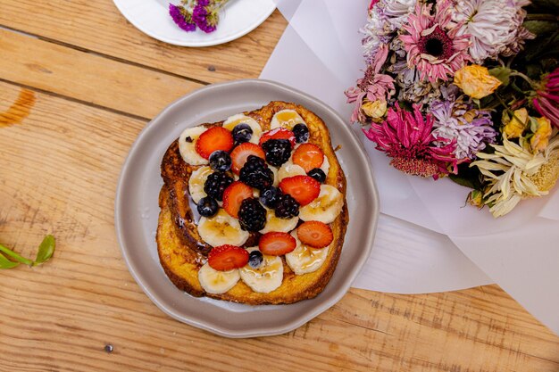 Deliciosa y francesa tostadas francesas en mesa de madera