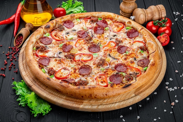 Deliciosa y fresca pizza de pepperoni con verduras