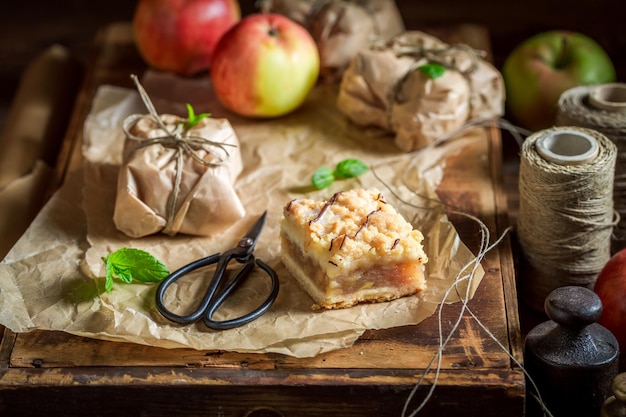 Deliciosa y fresca tarta de manzana para llevar envasada en papel