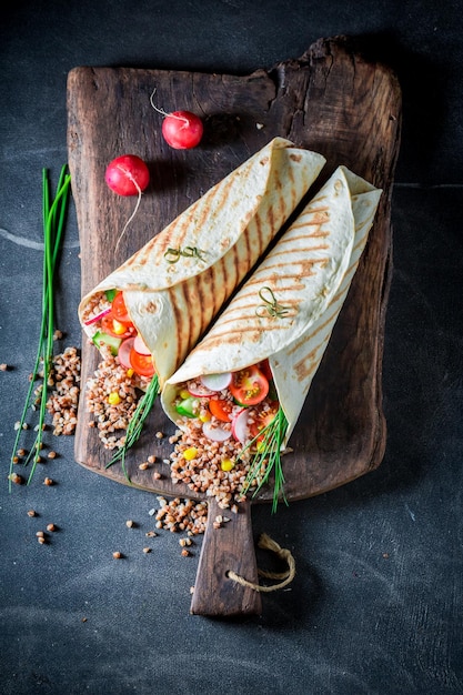 Deliciosa y fresca tortilla vegetariana con sémola y verduras frescas