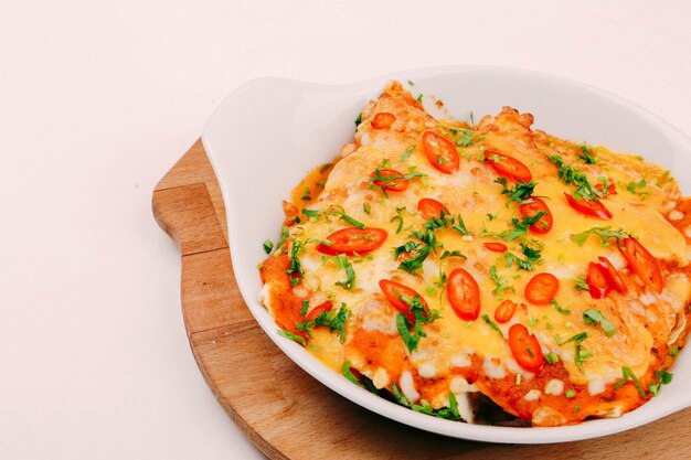 Deliciosa fritada de ovo com queijo e tomate