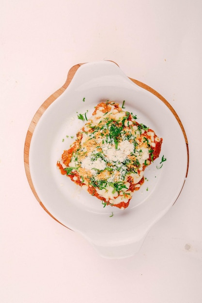 Deliciosa frittata de huevo con queso y tomates