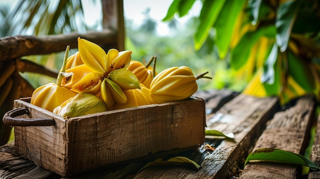 deliciosa fruta de carambola en una caja de madera en el fondo de la naturaleza