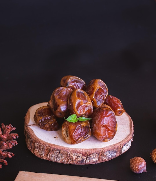 Deliciosa fruta de dátiles en un bol. Tazón de dátiles secos.