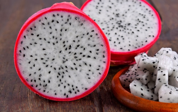 Deliciosa fruta do dragão em uma mesa de madeira