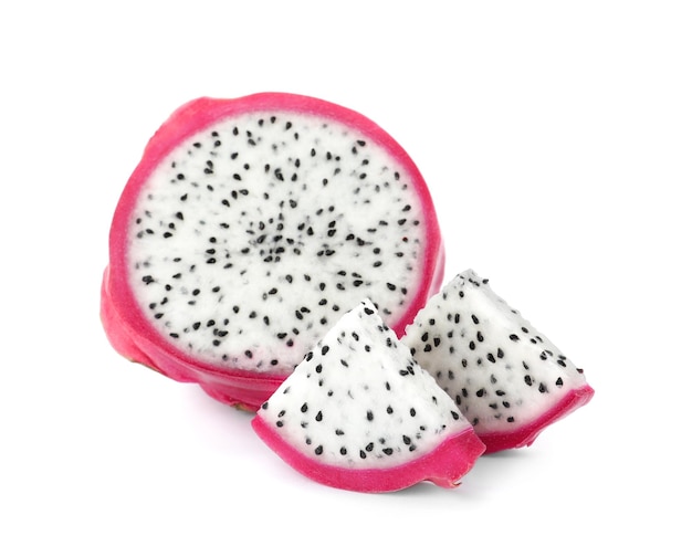 Deliciosa fruta do dragão fatiada pitahaya no fundo branco