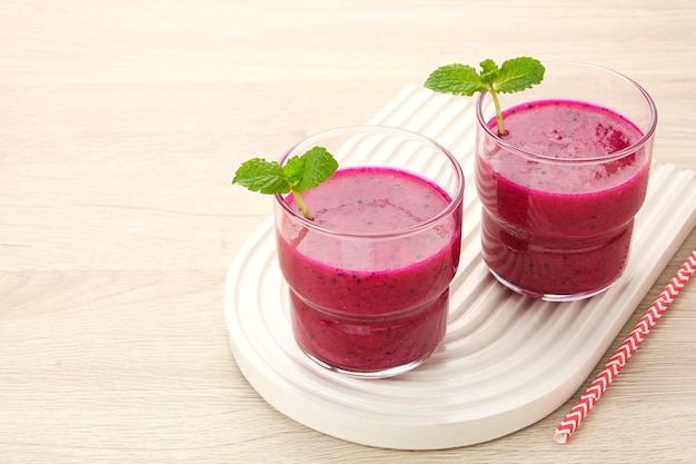 Deliciosa fruta do dragão ou smoothie de pitahaya e frutas frescas com folhas de hortelã