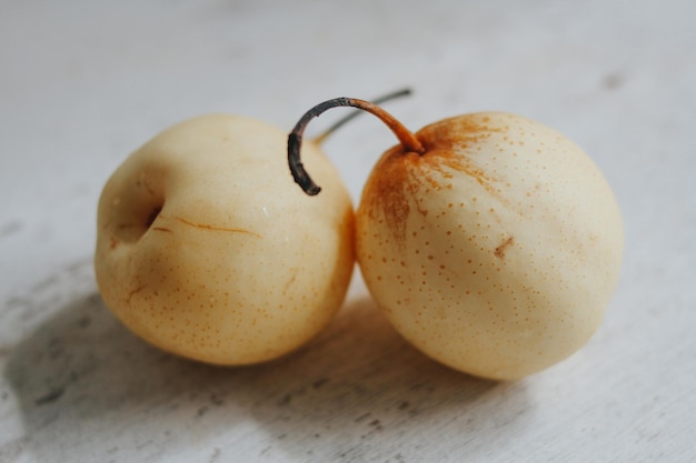 deliciosa fruta de pera con fondo blanco