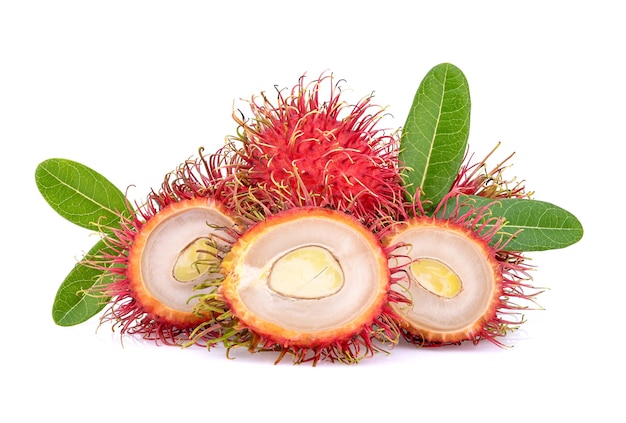 Deliciosa fruta de rambután aislado en blanco