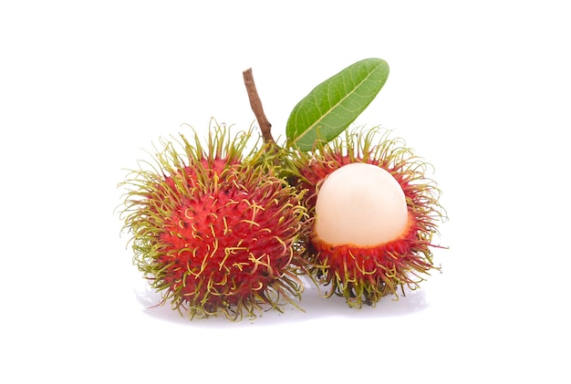 Deliciosa fruta rambután dulce aislado sobre superficie blanca