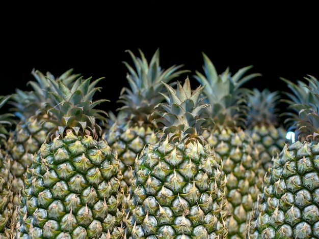 Deliciosa fruta tropical de abacaxi verde fresco em fundo preto