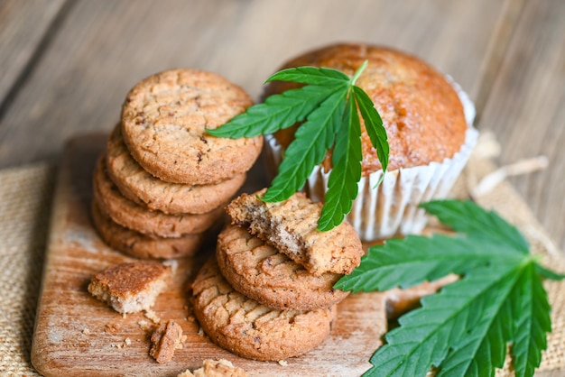 Deliciosa galleta dulce de postre con planta de hoja de cáñamo THC CBD hierbas comida snack y medicina Cannabis galletas de comida con pastel chocolate hoja de cannabis marihuana hierba vista superior