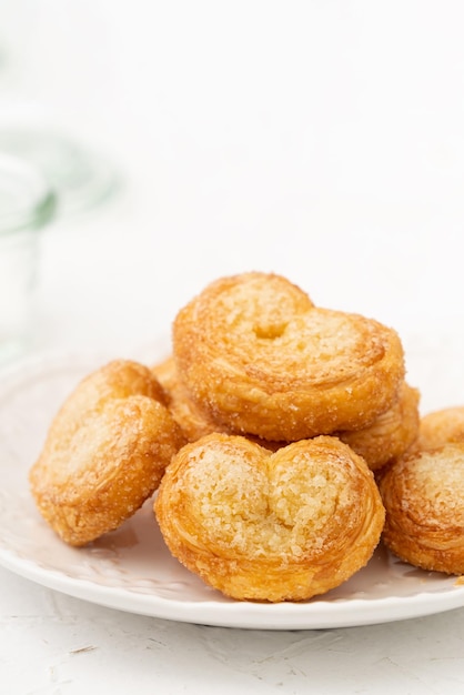 Deliciosa galleta de hojaldre de mariposa Palmier en forma de corazón para el concepto de postre del día de San Valentín.