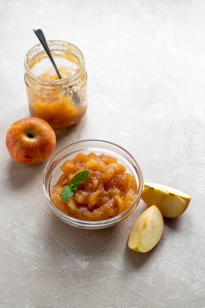 Deliciosa geléia de fruta caseira em uma tigela de vidro, feita de maçãs vermelhas frescas.