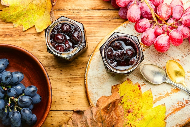 Deliciosa geléia de uva caseira de outono na mesa de madeira