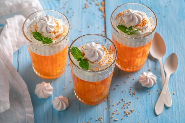 Deliciosa geléia feita de tangerinas e chantilly em vidro