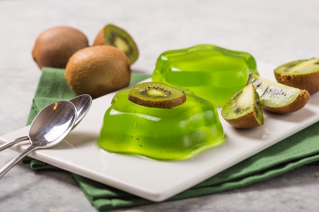 Deliciosa geléia verde fresca duas com fatias de kiwi na mesa de concreto