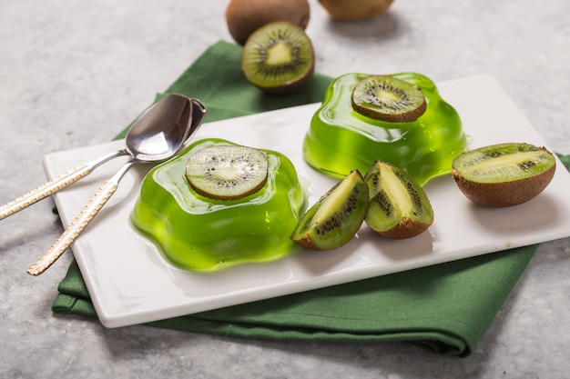 Deliciosa geléia verde fresca duas com fatias de kiwi na mesa de concreto