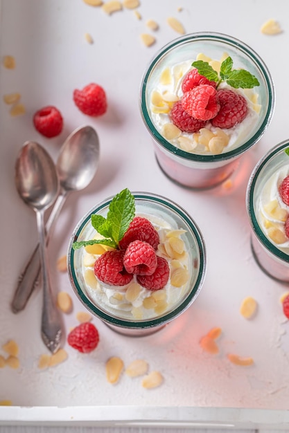 Deliciosa geleia vermelha feita de gelatina e frutas vermelhas