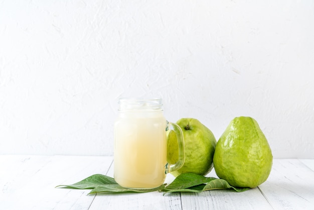 Deliciosa goiaba com suco fresco isolado