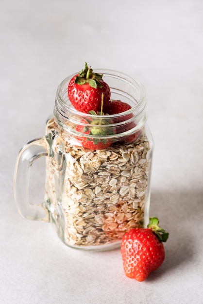 Deliciosa granola caseira ou flocos de aveia em frasco de vidro em fundo cinzento café da manhã comida saudável