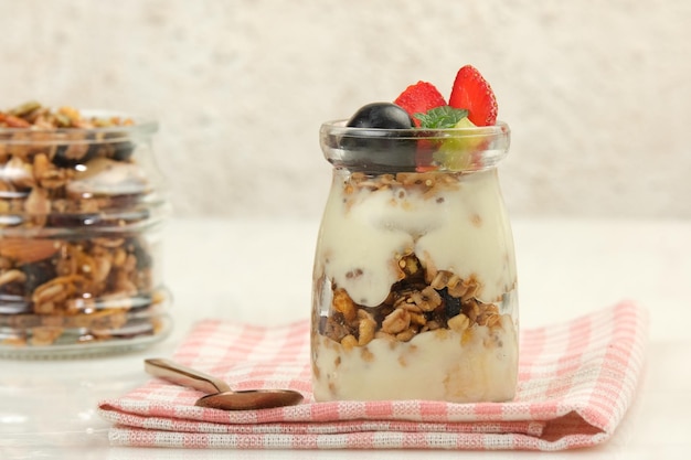 Foto deliciosa granola com frutas e iogurte alimento vegetariano saudável com fibras
