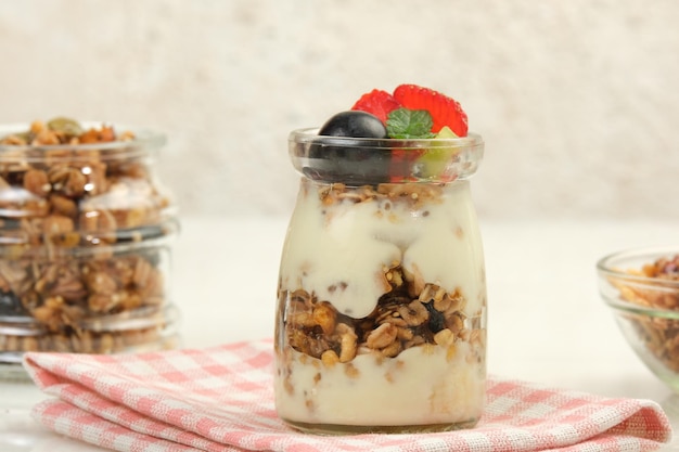 Deliciosa granola con frutas y yogur Alimento vegetariano saludable con fibra