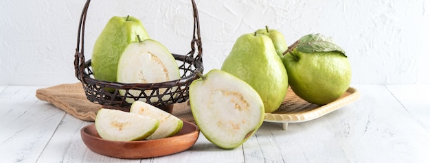 Deliciosa guayaba con hojas frescas.