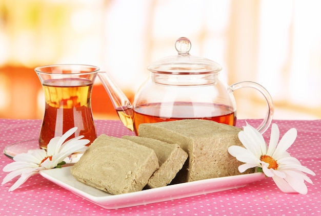 Deliciosa halva con té en la mesa de la habitación