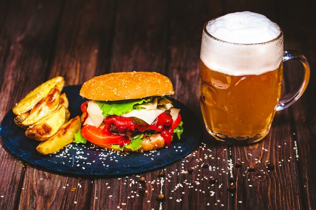 Deliciosa hamburguesa de carne con lechuga y cerveza.