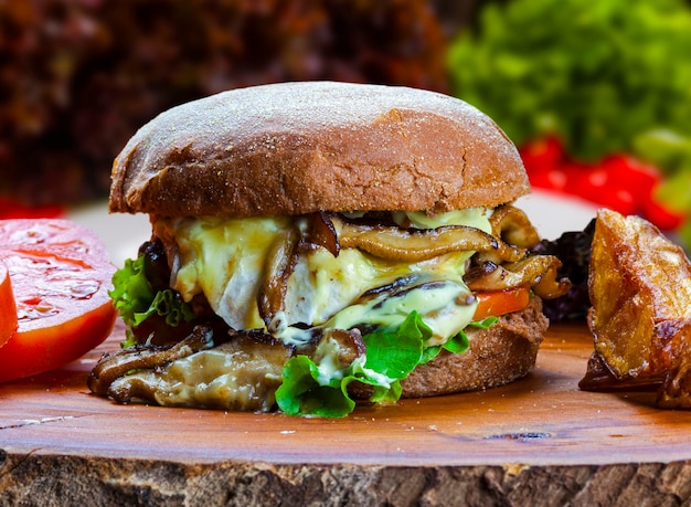 Deliciosa hamburguesa con carne de pan australiano y verduras