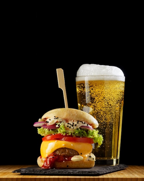 Foto deliciosa hamburguesa casera y cerveza