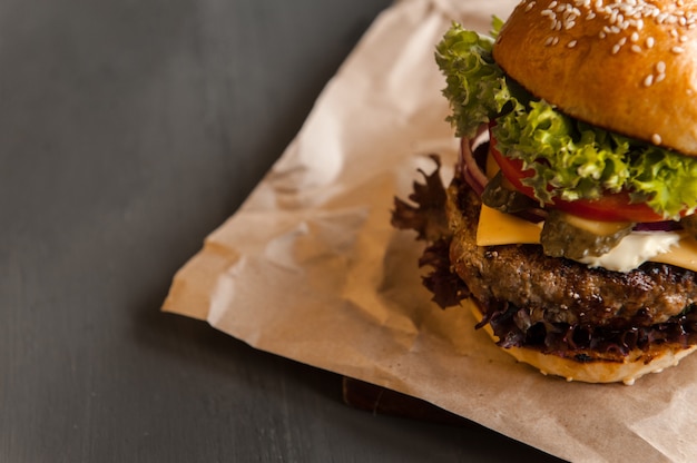 Deliciosa hamburguesa casera fresca en una mesa de madera