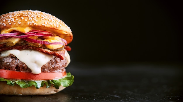 Deliciosa hamburguesa casera fresca en una mesa de madera