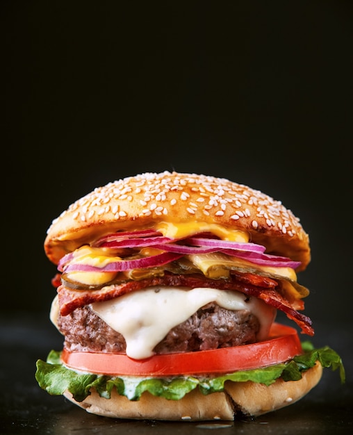 Deliciosa hamburguesa casera fresca en una mesa de madera