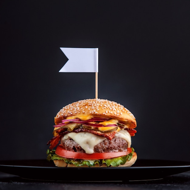 Deliciosa hamburguesa casera fresca en una mesa de madera