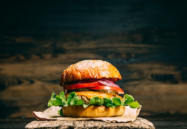 Deliciosa hamburguesa casera fresca en una mesa de madera