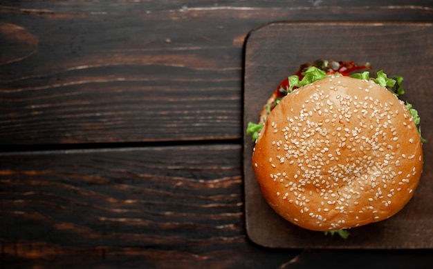 Deliciosa hamburguesa casera fresca en mesa de madera